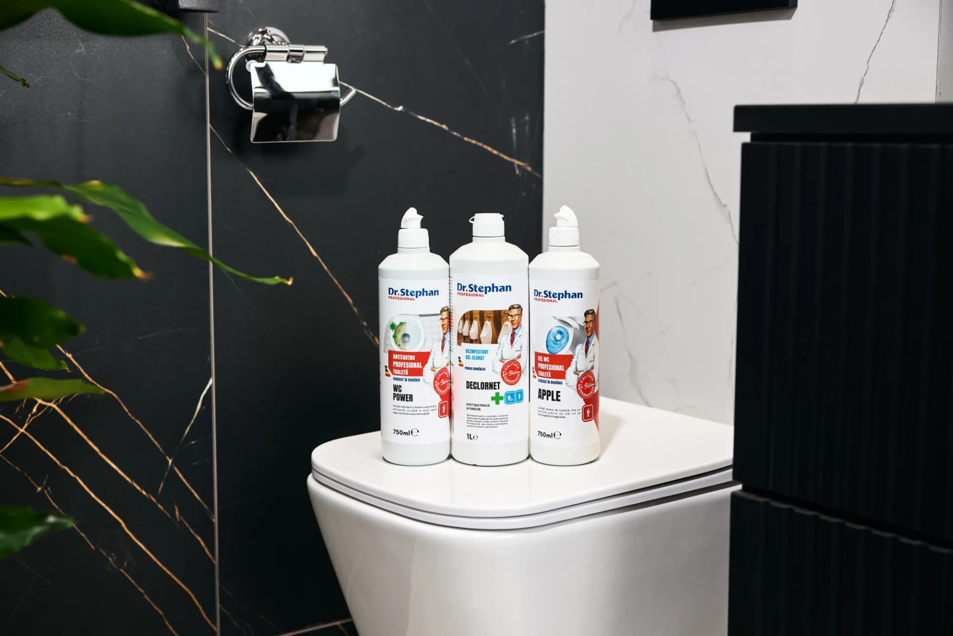 Detergenți Dr. Stephan pentru toaletă, inclusiv gel WC parfumat Apple, într-o baie modernă